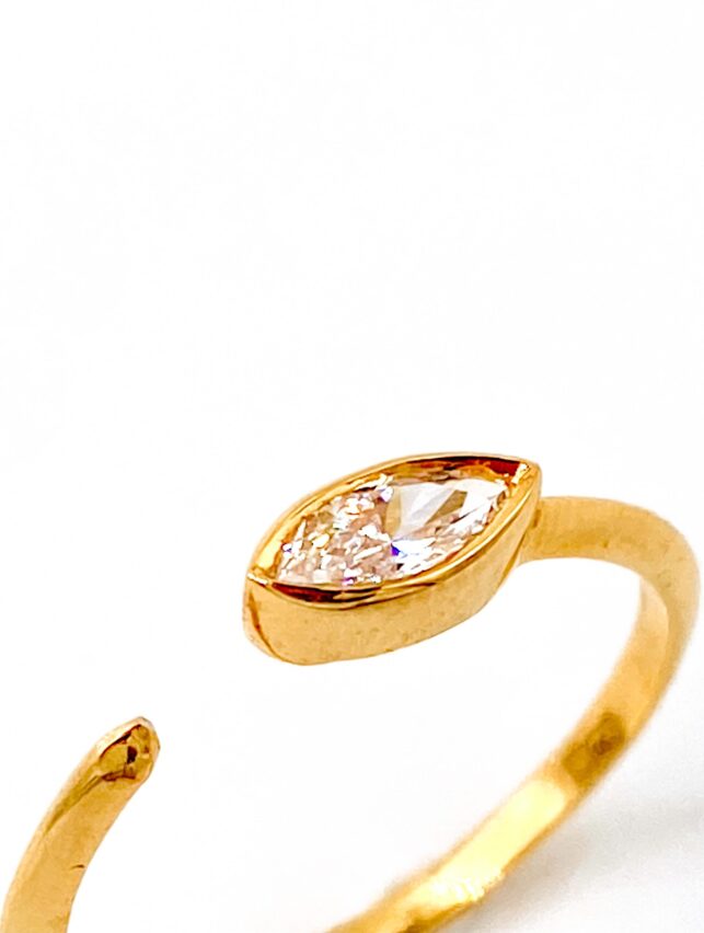 Starry eyes gold ring 18k