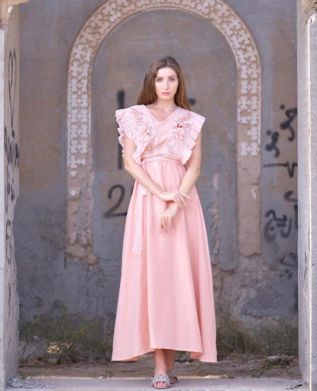 Sleeveless dress with flower embroidery, crepe materials